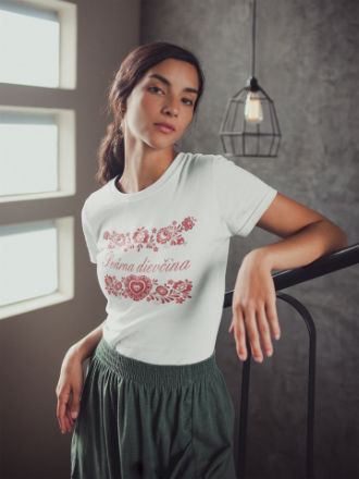 girl-wearing-a-t-shirt-mockup-leaning-on-a-handrail-a20101 (2)-w330-h440 Švárna dievčina