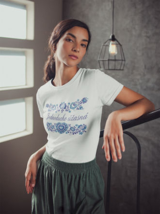girl-wearing-a-t-shirt-mockup-leaning-on-a-handrail-a20101-w330-h440 Jednoducho úžasná