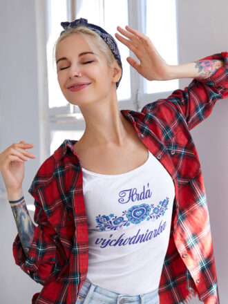 girl-wearing-a-t-shirt-mockup-leaning-on-a-handrail-a20101 (4) Hrdá východňarka